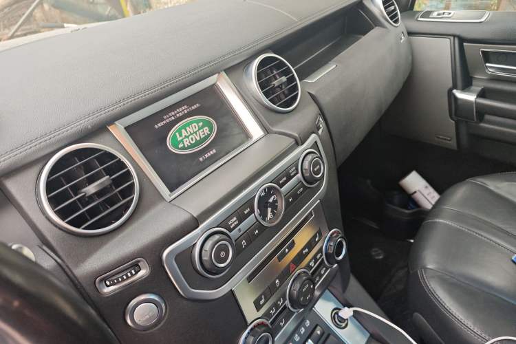 Used Land Rover Discovery 2015 3.0 SC V6 HSE Luxury Audio And AC Panel
