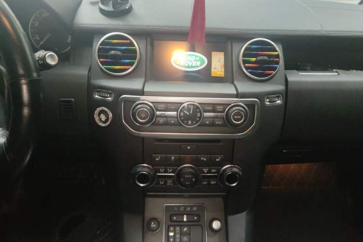 Used Land Rover Discovery 2015 3.0 SDV6 HSE Diesel Version Audio And AC Panel