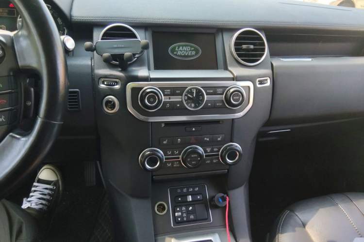 Used Land Rover Discovery 2015 3.0 SC V6 HSE Audio And AC Panel