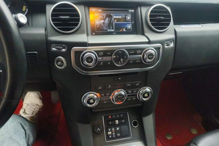 Used Land Rover Discovery 2015 3.0 SC V6 SE Audio And AC Panel