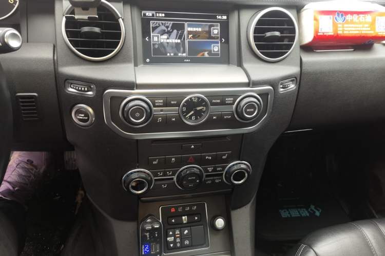Used Land Rover Discovery 2015 3.0 SC V6 SE Audio And AC Panel