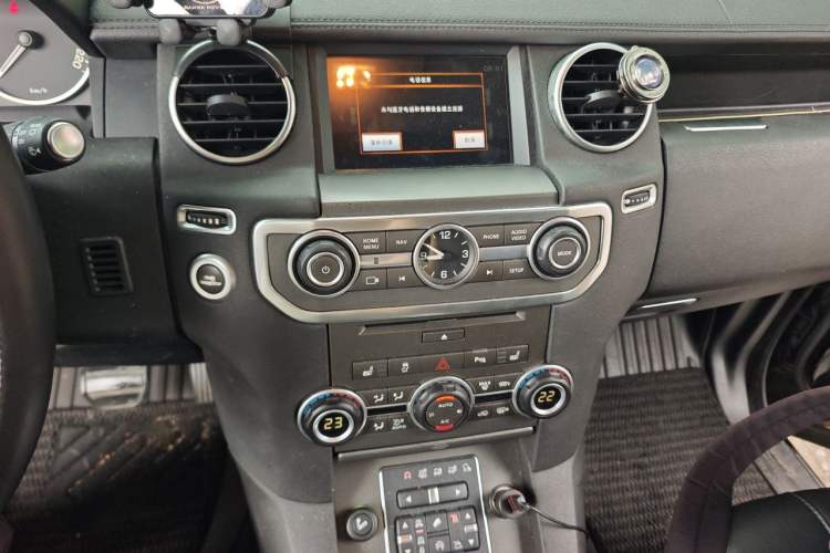 Used Land Rover Discovery 2015 3.0 SDV6 HSE Diesel Version Audio And AC Panel