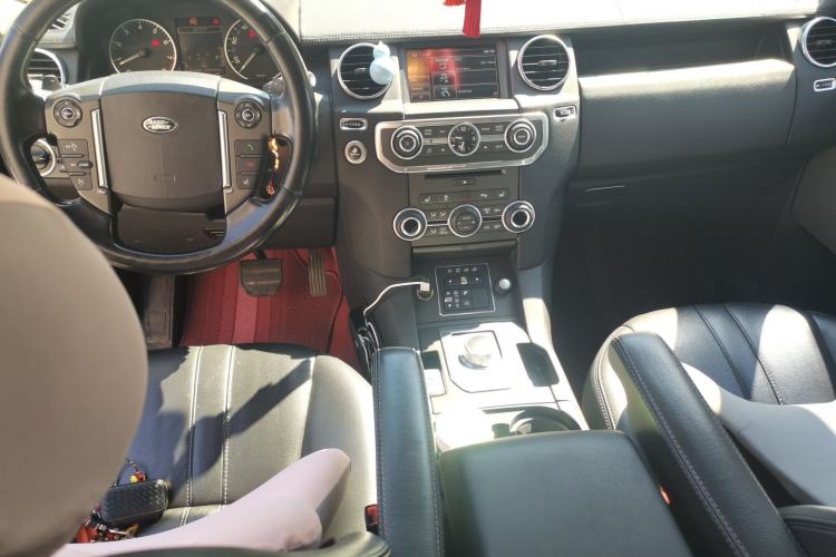 Used Land Rover Discovery 2015 3.0 SC V6 HSE Center Console