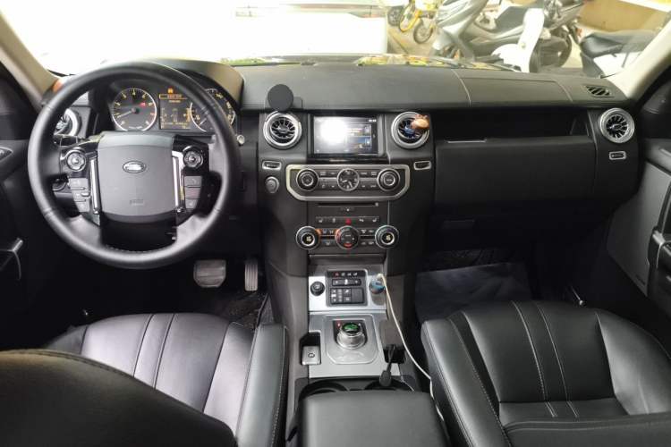 Used Land Rover Discovery 2015 3.0 SC V6 SE Center Console