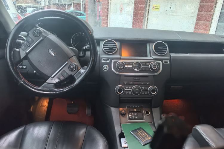 Used Land Rover Discovery 2015 3.0 SC V6 HSE Center Console