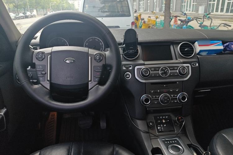 Used Land Rover Discovery 2015 3.0 SC V6 SE Center Console