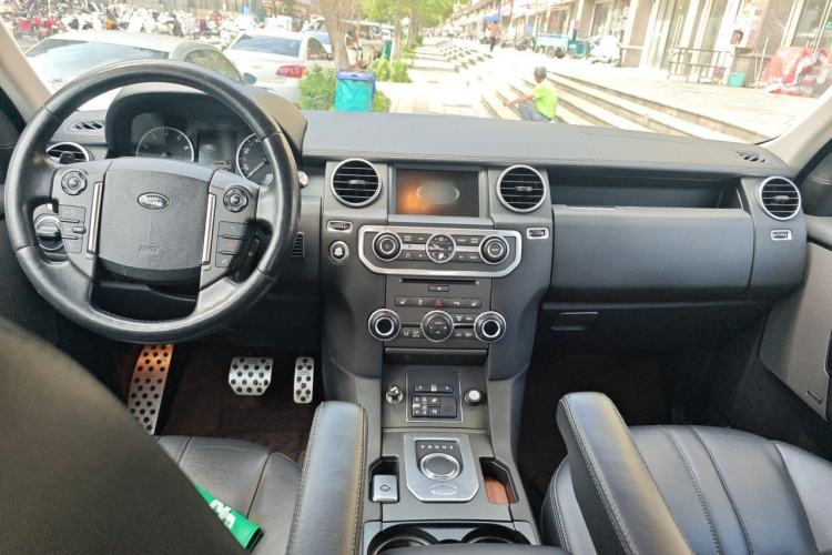 Used Land Rover Discovery 2015 3.0 SC V6 HSE Center Console