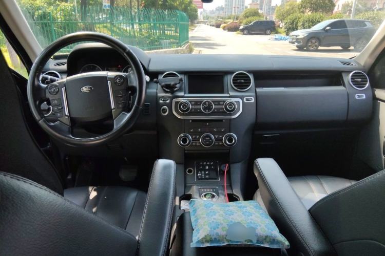 Used Land Rover Discovery 2015 3.0 SC V6 HSE Center Console