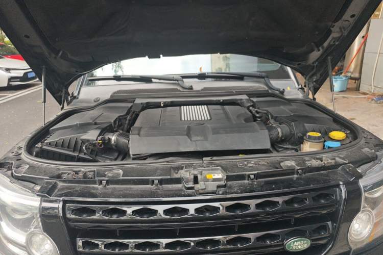 Used Land Rover Discovery 2015 3.0 SC V6 SE Engine Bay