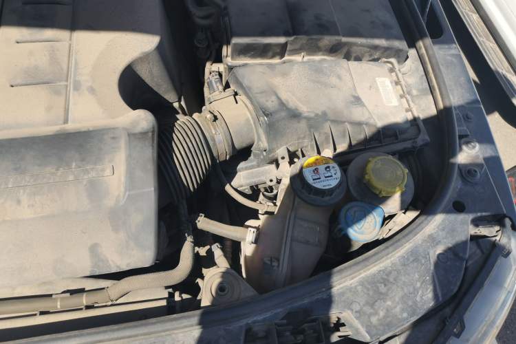 Used Land Rover Discovery 2015 3.0 SC V6 HSE Engine Bay Left