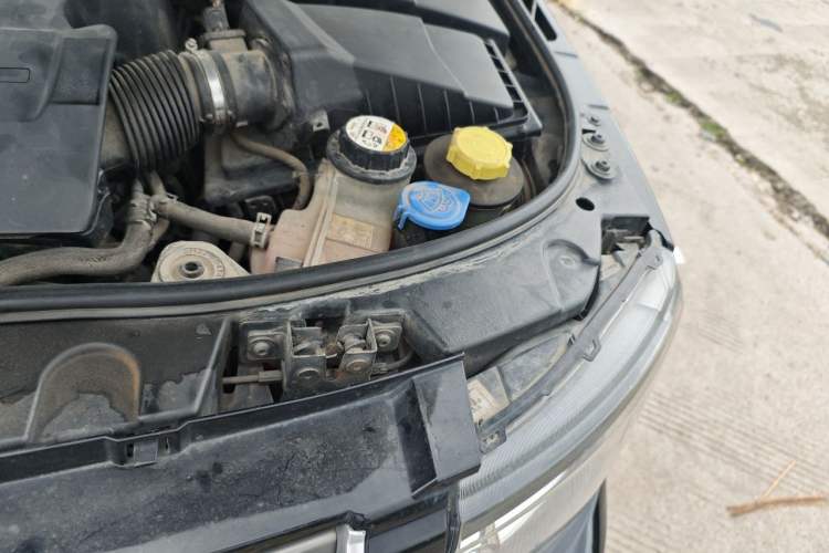 Used Land Rover Discovery 2015 3.0 SC V6 SE Engine Bay Left