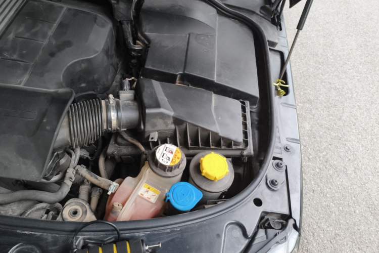 Used Land Rover Discovery 2015 3.0 SC V6 SE Engine Bay Left