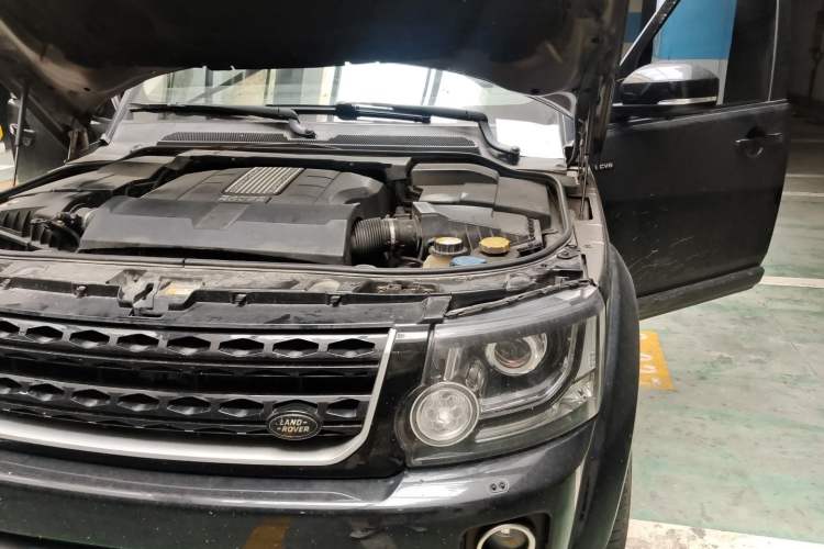 Used Land Rover Discovery 2015 3.0 SC V6 SE Engine Bay Left