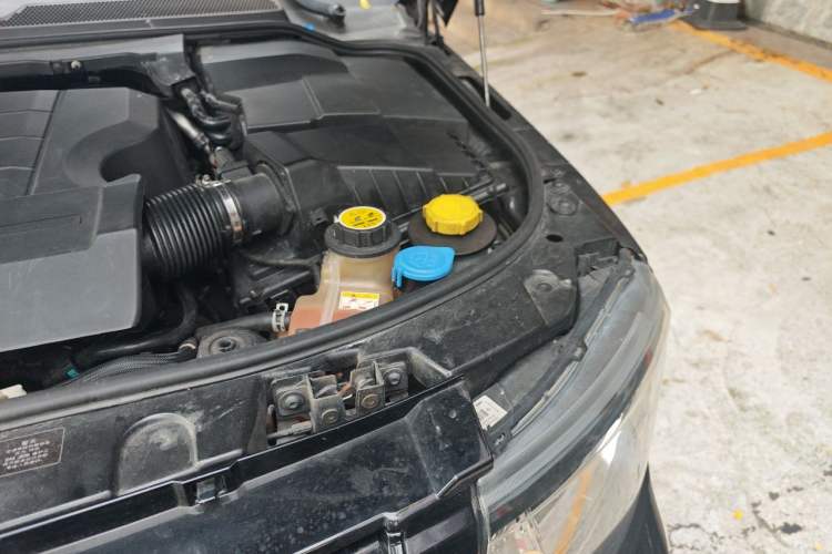 Used Land Rover Discovery 2015 3.0 SC V6 SE Engine Bay Left