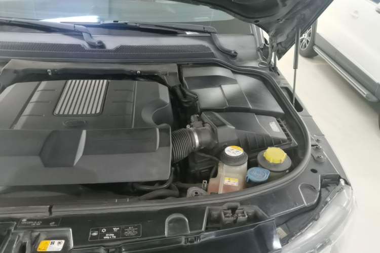 Used Land Rover Discovery 2015 3.0 SC V6 SE Engine Bay Left
