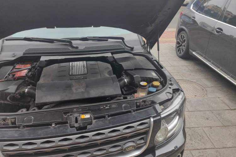 Used Land Rover Discovery 2015 3.0 SC V6 HSE Engine Bay Left