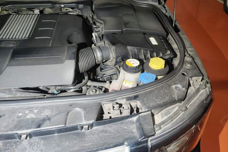Used Land Rover Discovery 2015 3.0 SC V6 HSE Luxury Engine Bay Left