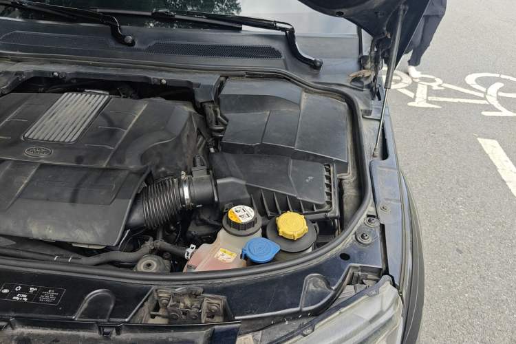 Used Land Rover Discovery 2015 3.0 SC V6 SE Engine Bay Left