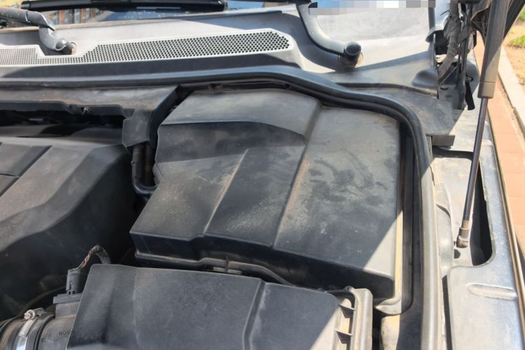 Used Land Rover Discovery 2015 3.0 SC V6 HSE Engine Bay Left