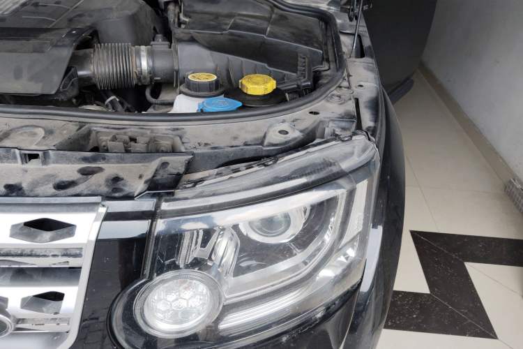 Used Land Rover Discovery 2015 3.0 SC V6 HSE Luxury Engine Bay Left