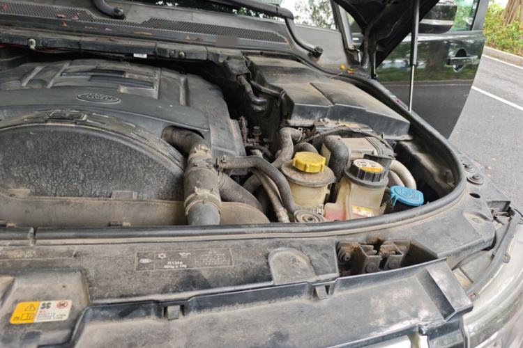 Used Land Rover Discovery 2015 3.0 SDV6 HSE Diesel Version Engine Bay Left