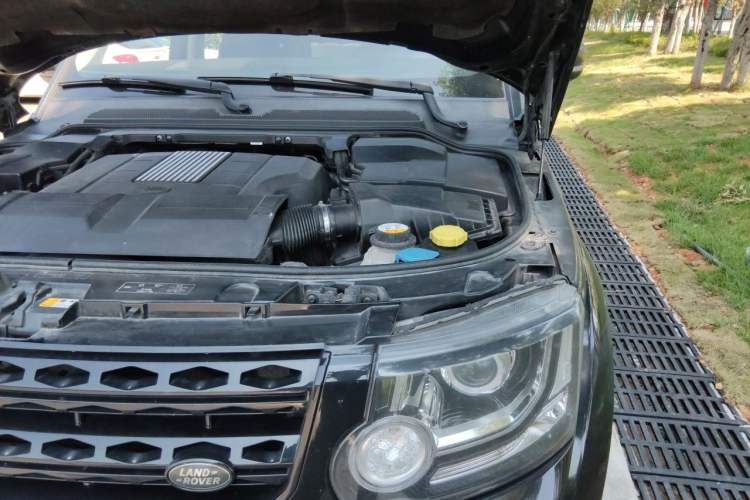 Used Land Rover Discovery 2015 3.0 SC V6 HSE Engine Bay Left