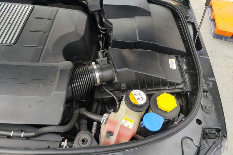 Used Land Rover Discovery 2015 3.0 SC V6 SE Engine Bay Left