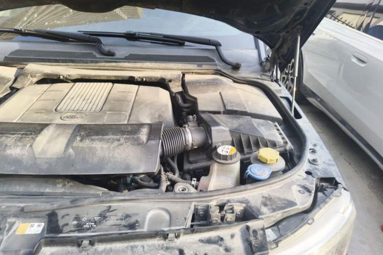 Used Land Rover Discovery 2015 3.0 SC V6 HSE Engine Bay Left