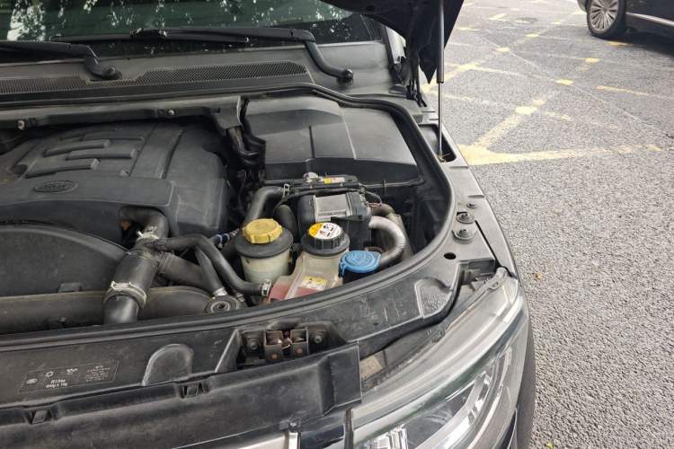 Used Land Rover Discovery 2015 3.0 SDV6 HSE Diesel Version Engine Bay Left