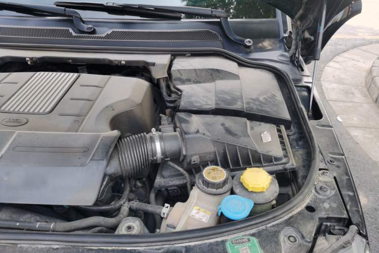 Used Land Rover Discovery 2015 3.0 SC V6 HSE Engine Bay Left