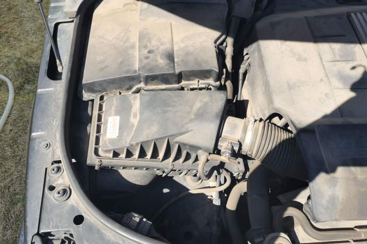 Used Land Rover Discovery 2015 3.0 SC V6 HSE Engine Bay Right