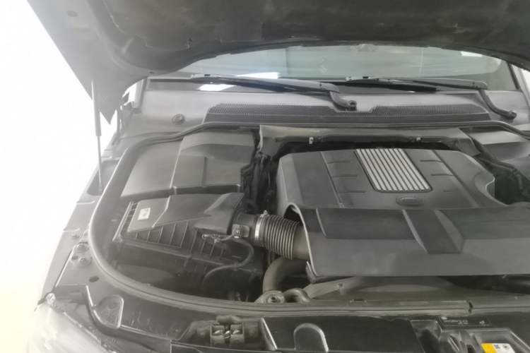 Used Land Rover Discovery 2015 3.0 SC V6 SE Engine Bay Right
