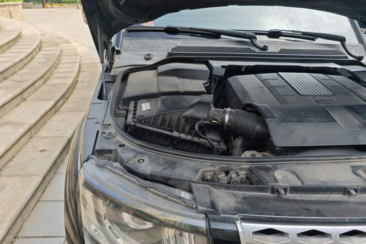 Used Land Rover Discovery 2015 3.0 SC V6 HSE Engine Bay Right