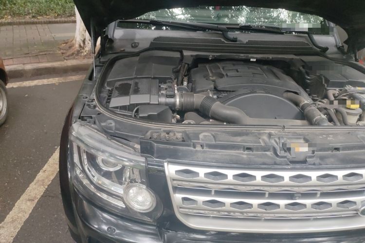 Used Land Rover Discovery 2015 3.0 SDV6 HSE Diesel Version Engine Bay Right