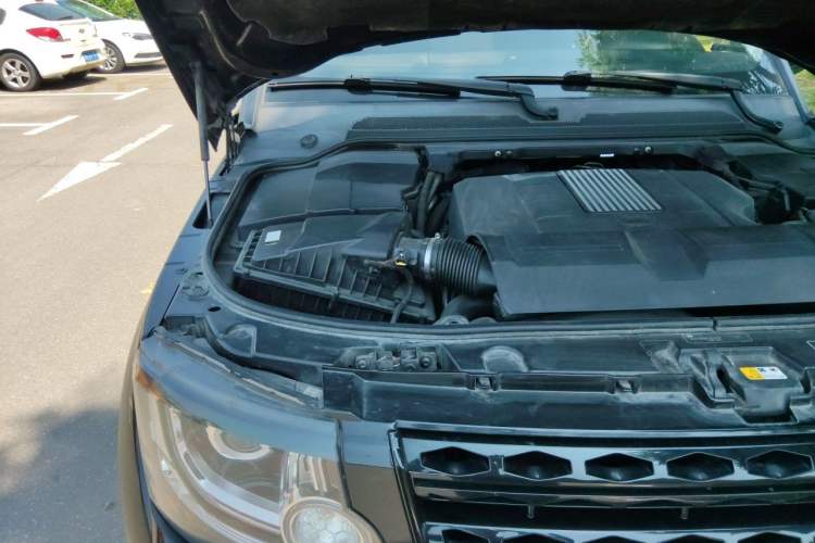 Used Land Rover Discovery 2015 3.0 SC V6 HSE Engine Bay Right
