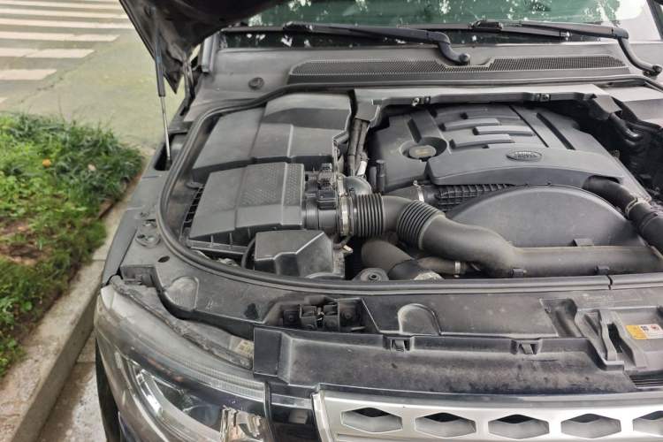 Used Land Rover Discovery 2015 3.0 SDV6 HSE Diesel Version Engine Bay Right