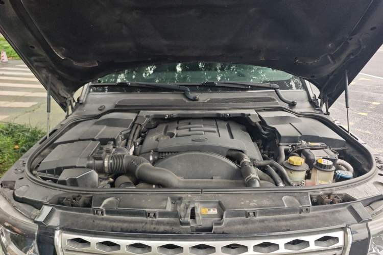 Used Land Rover Discovery 2015 3.0 SDV6 HSE Diesel Version Engine Bay