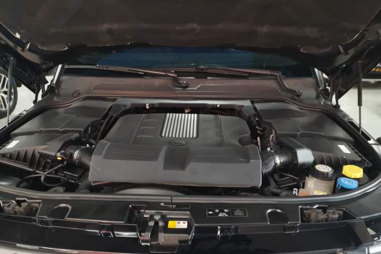 Used Land Rover Discovery 2015 3.0 SC V6 SE Engine Bay