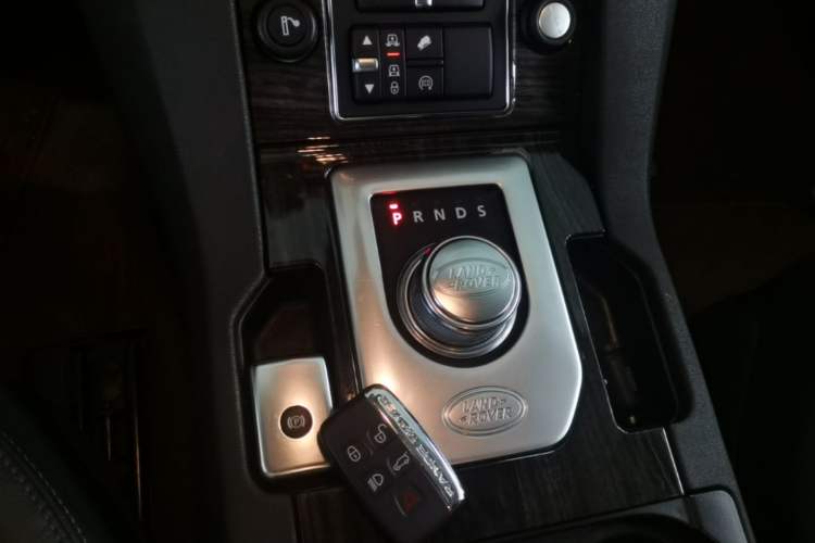 Used Land Rover Discovery 2015 3.0 SC V6 SE Gear Lever