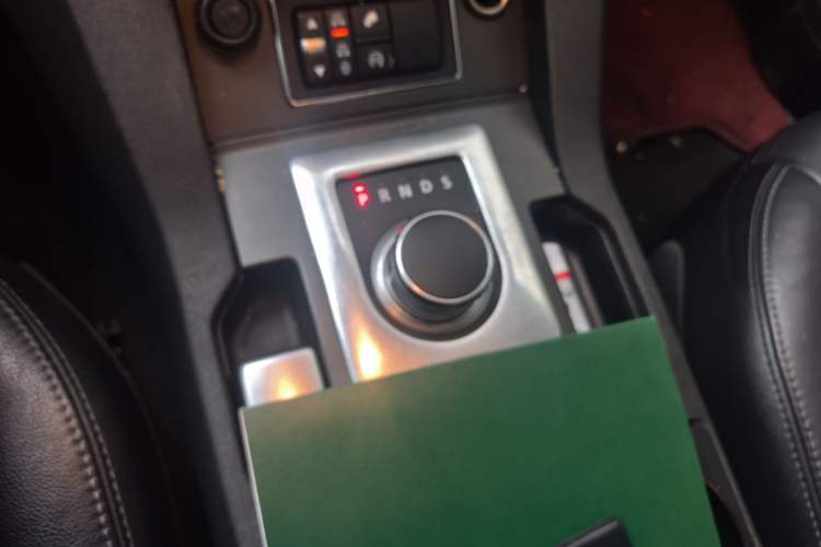 Used Land Rover Discovery 2015 3.0 SC V6 HSE Gear Lever
