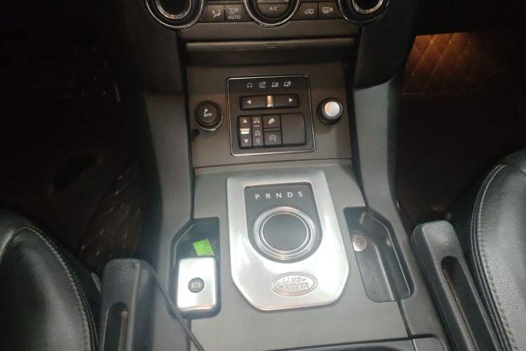 Used Land Rover Discovery 2015 3.0 SDV6 HSE Diesel Version Gear Lever