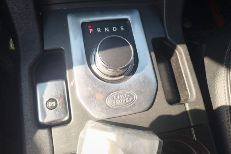 Used Land Rover Discovery 2015 3.0 SC V6 HSE Gear Lever
