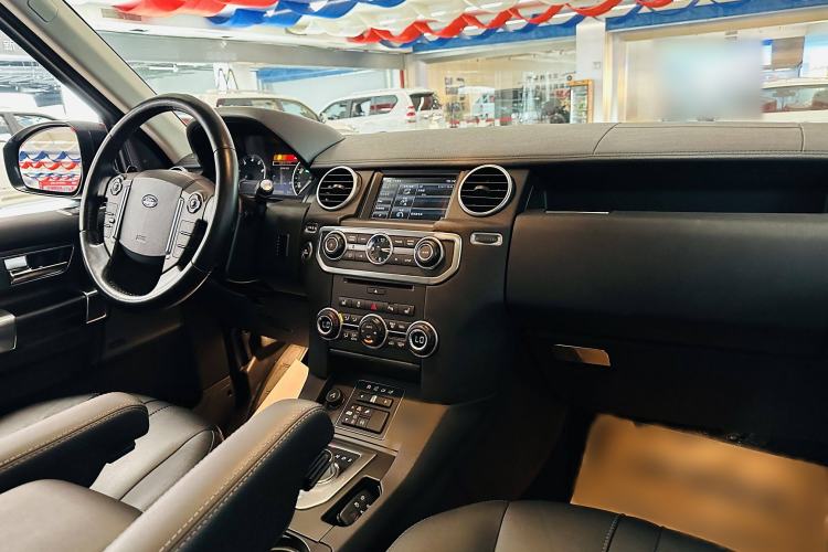 Used Land Rover Discovery 2015 3.0 SC V6 HSE Interior 1