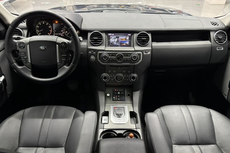Used Land Rover Discovery 2015 3.0 SC V6 SE Interior 10