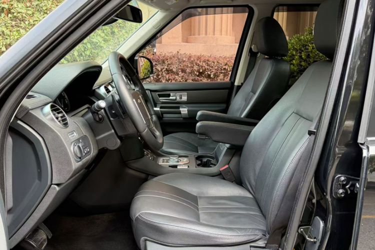 Used Land Rover Discovery 2015 3.0 SC V6 SE Interior 2