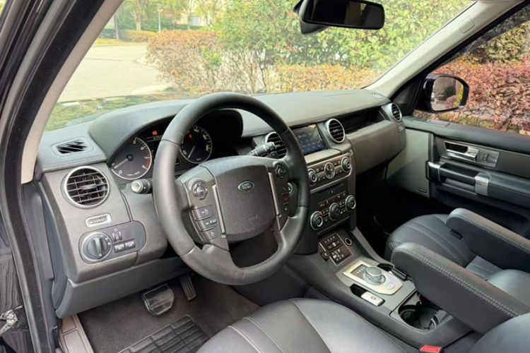 Used Land Rover Discovery 2015 3.0 SC V6 SE Interior 3