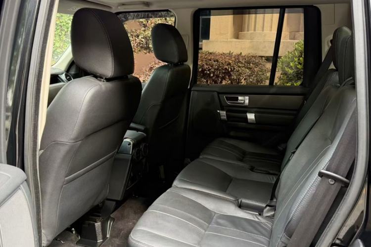 Used Land Rover Discovery 2015 3.0 SC V6 SE Interior 4