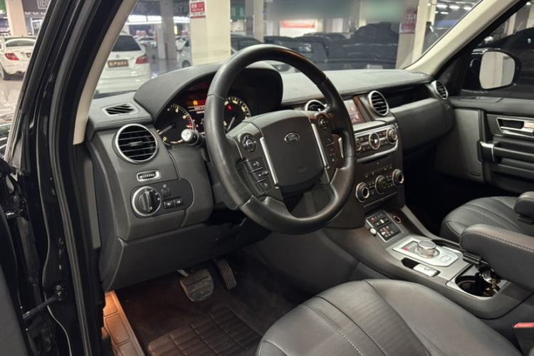 Used Land Rover Discovery 2015 3.0 SC V6 SE Interior 4