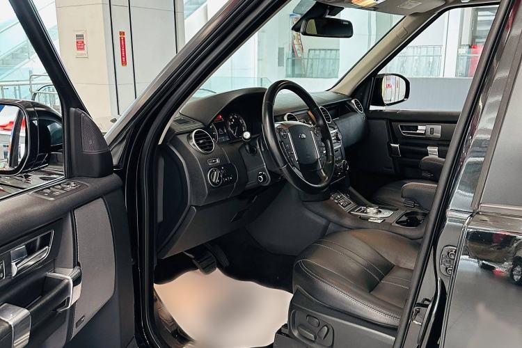 Used Land Rover Discovery 2015 3.0 SC V6 HSE Interior 4
