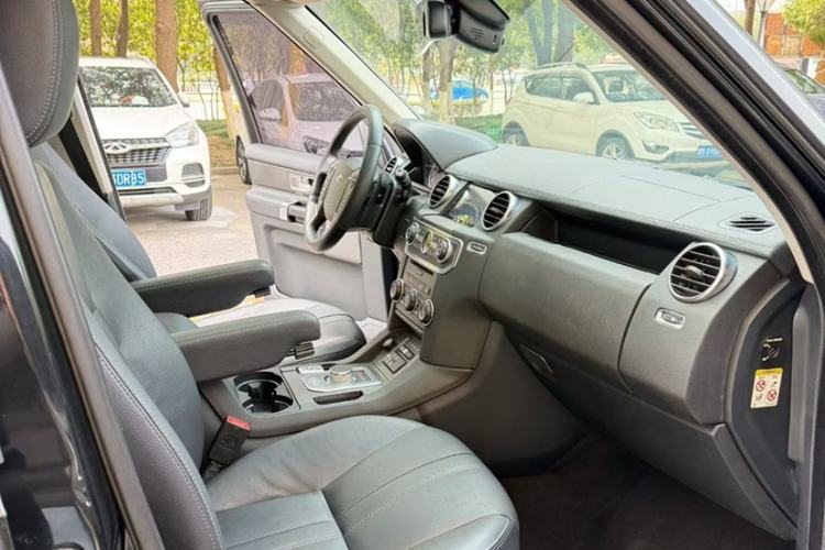 Used Land Rover Discovery 2015 3.0 SC V6 SE Interior 5